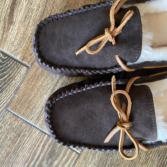 NWOT FIRESIDE by DEARFOAMS brown suede slip on slippers - Picture 6 of 14